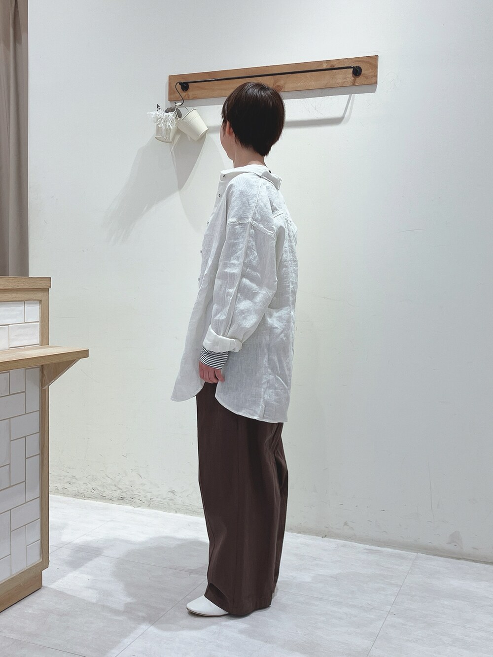 ブラック系のTシャツ/カットソー、ホワイト系のシャツ/ブラウス、ブラウン系のその他パンツを着用したレディースの春コーディネートの2枚目の写真