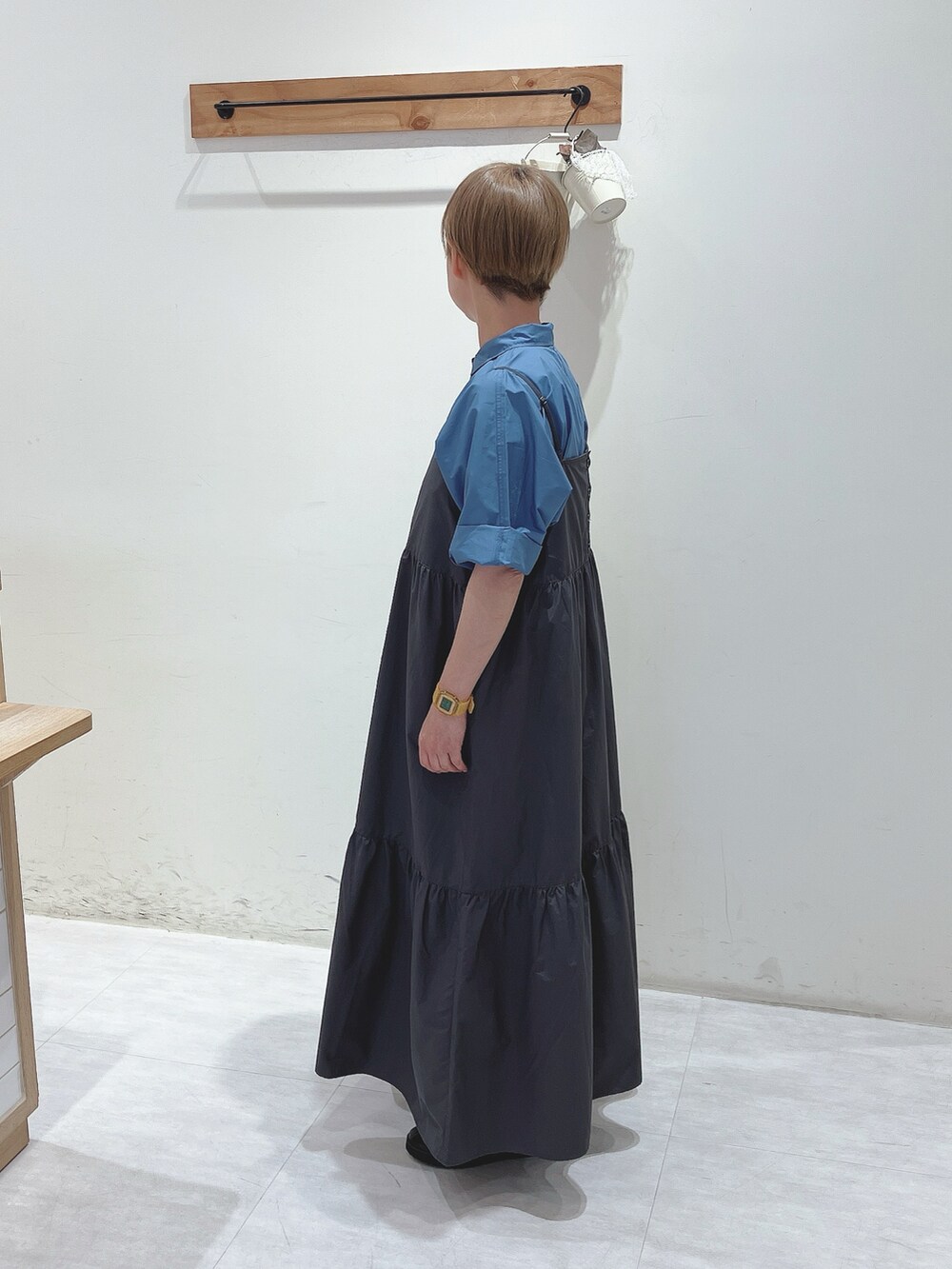 ブルー系のシャツ/ブラウス、ブラック系のワンピース、ブラック系のサンダルを着用したレディースの夏コーディネートの2枚目の写真