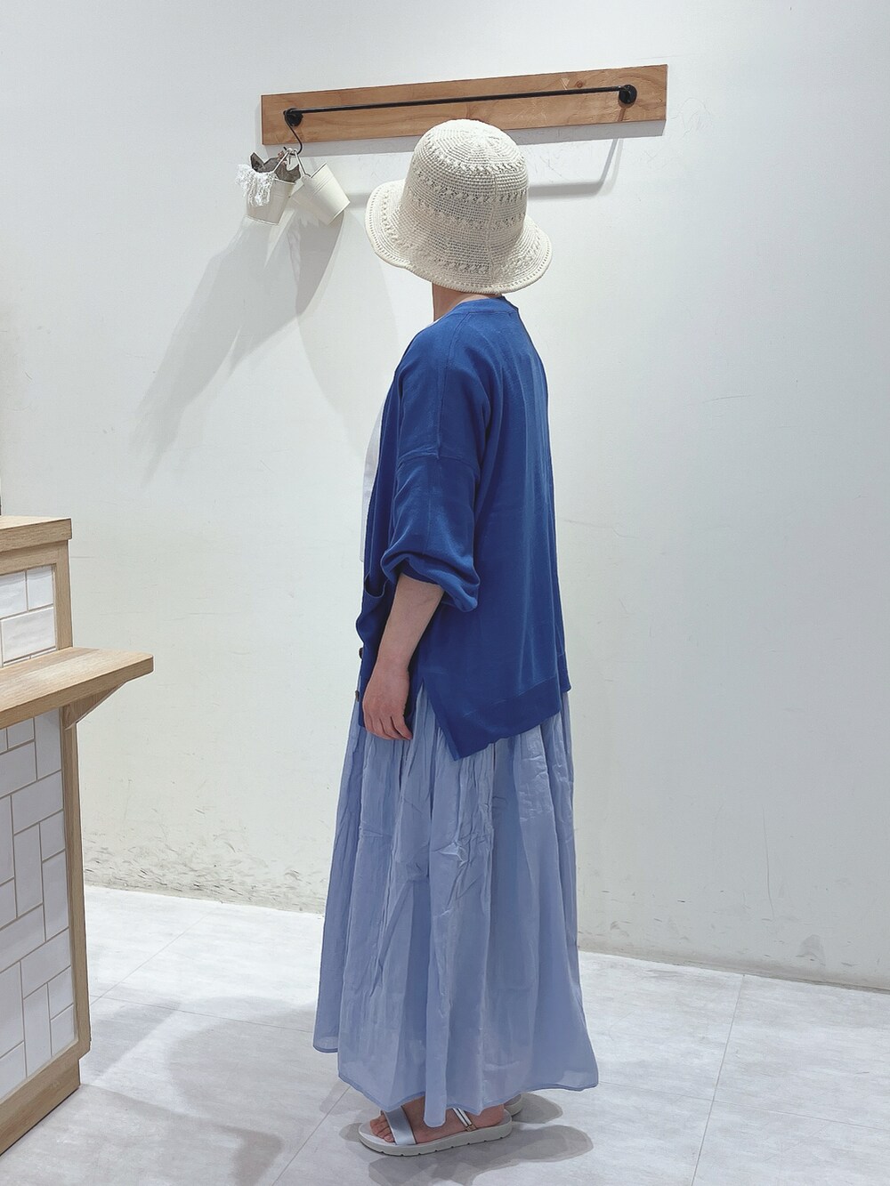 ブルー系のカーディガン/ボレロ、ブルー系のパンツ、ホワイト系のTシャツ/カットソーを着用したレディースの春コーディネートの2枚目の写真