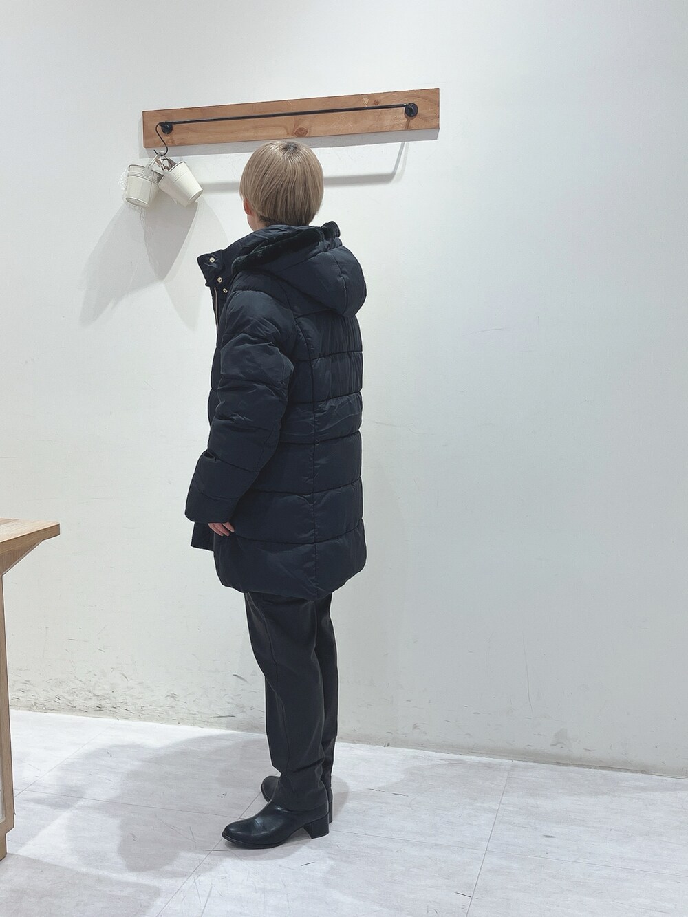 ブラック系のその他アウター、グレー系のニット/セーター、グレー系のその他パンツを着用したレディースの秋コーディネートの2枚目の写真