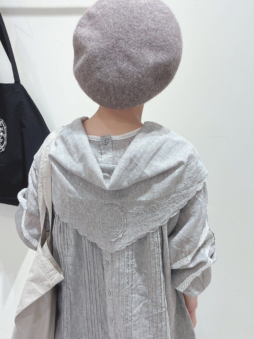 「kazumiコラボ、デニムパンツ、ブラウス」｜「Samansa Mos2のアイテム（ハンチング/ベレー帽、ベージュ系）」を使った、くぼでらさん（レディース・156cm）の夏コーディネートの4枚目の写真