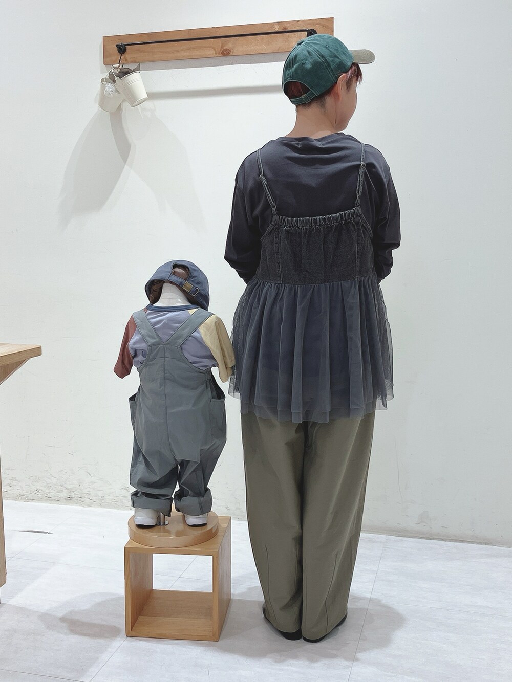 グレー系のTシャツ/カットソー、グレー系のその他トップス、グリーン系のその他パンツを着用したレディースの秋コーディネートの3枚目の写真