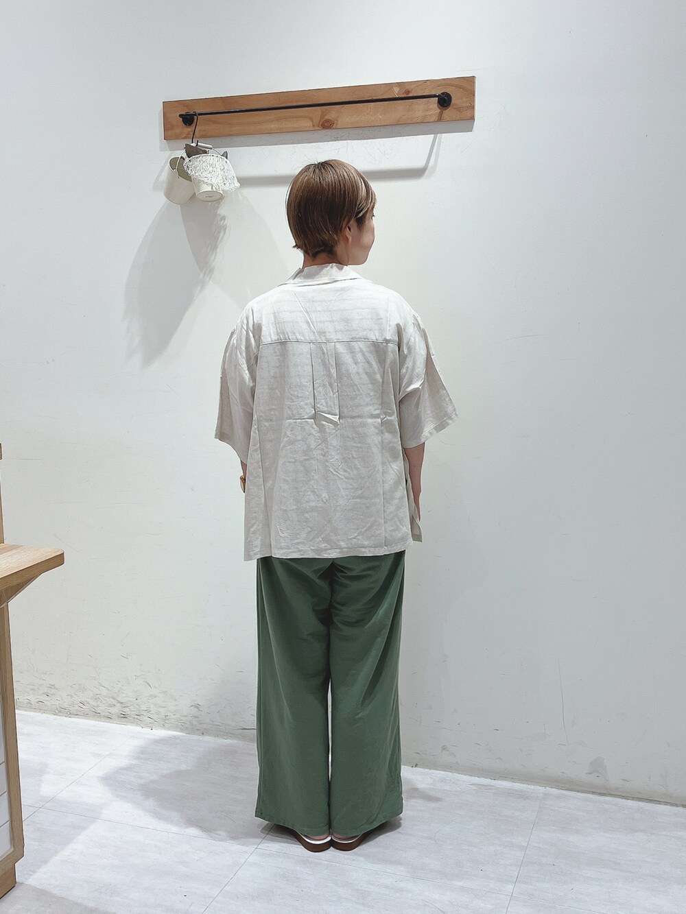 ホワイト系のシャツ/ブラウス、ベージュ系のTシャツ/カットソー、グリーン系のその他パンツを着用したレディースの夏コーディネートの3枚目の写真