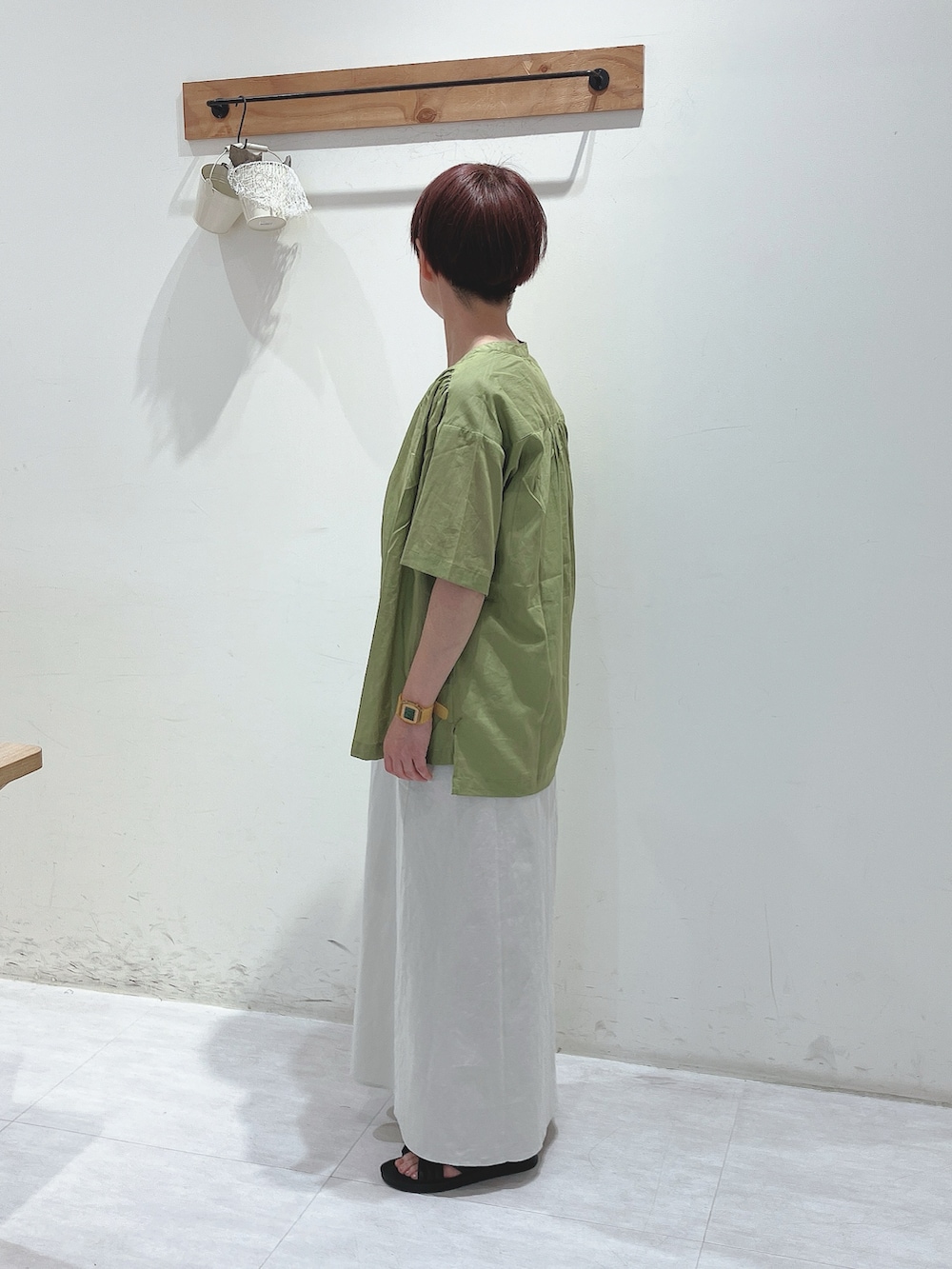 グリーン系のシャツ/ブラウス、ホワイト系のワンピースを着用したレディースの夏コーディネートの2枚目の写真