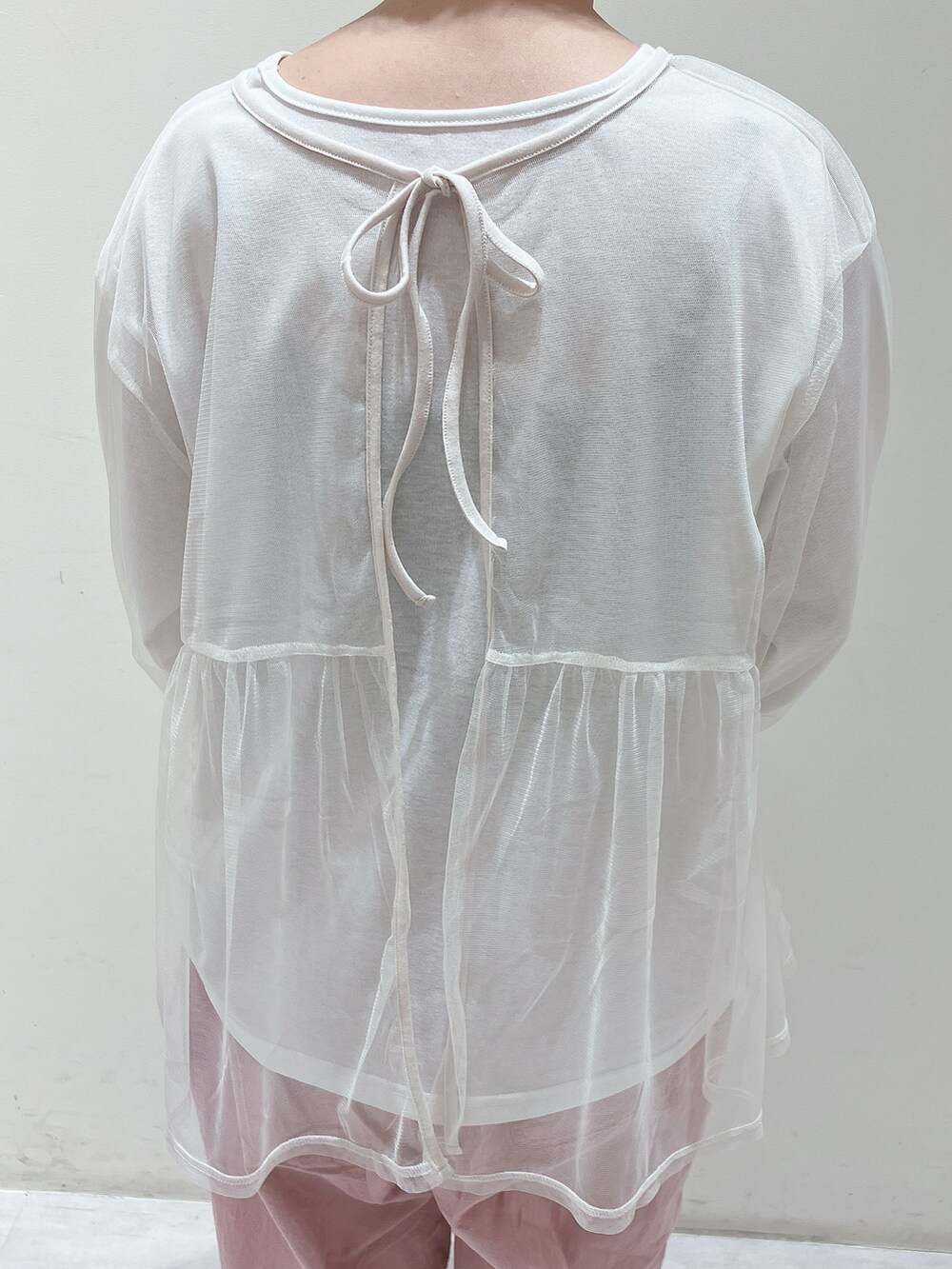 ホワイト系のTシャツ/カットソー、ホワイト系のハンドバッグ、ピンク系のパンツを着用したレディースの春コーディネートの4枚目の写真