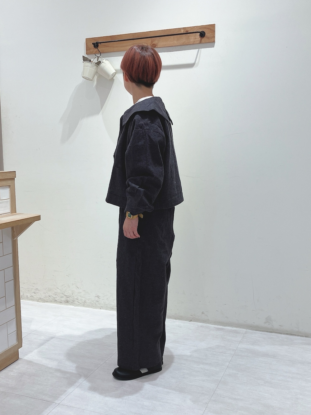 ブラック系のジャケット/アウター、ブラック系のパンツ、ホワイト系のシャツ/ブラウスを着用したレディースの秋コーディネートの2枚目の写真