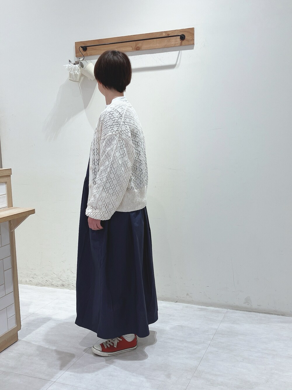 ホワイト系のシャツ/ブラウス、ホワイト系のカーディガン/ボレロ、ブルー系のワンピースを着用したレディースの春コーディネートの2枚目の写真