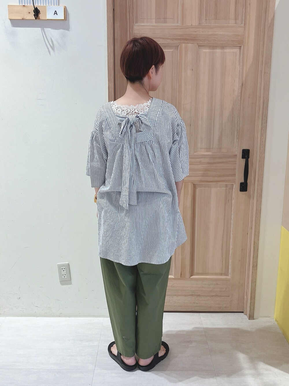 グレー系のシャツ/ブラウス、グリーン系のその他パンツ、ブラック系のサンダルを着用したレディースの夏コーディネートの3枚目の写真