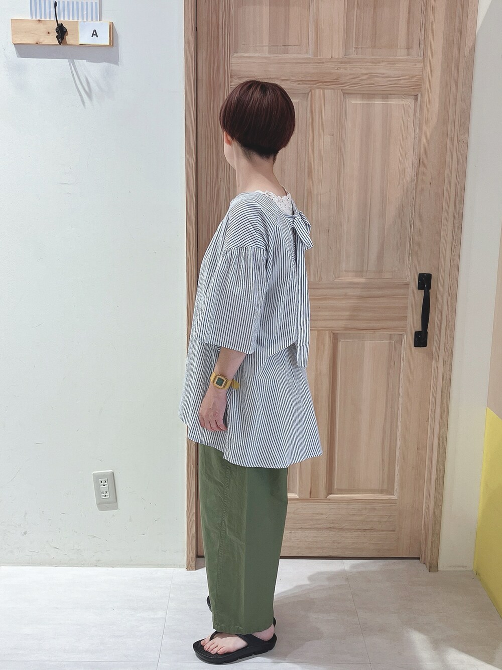 グレー系のシャツ/ブラウス、グリーン系のその他パンツ、ブラック系のサンダルを着用したレディースの夏コーディネートの2枚目の写真