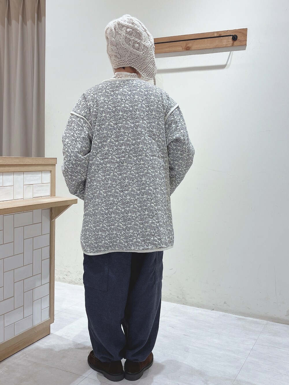 ベージュ系のジャケット/アウター、グリーン系のパンツ、ブラウン系のドレスシューズを着用したレディースの秋コーディネートの3枚目の写真