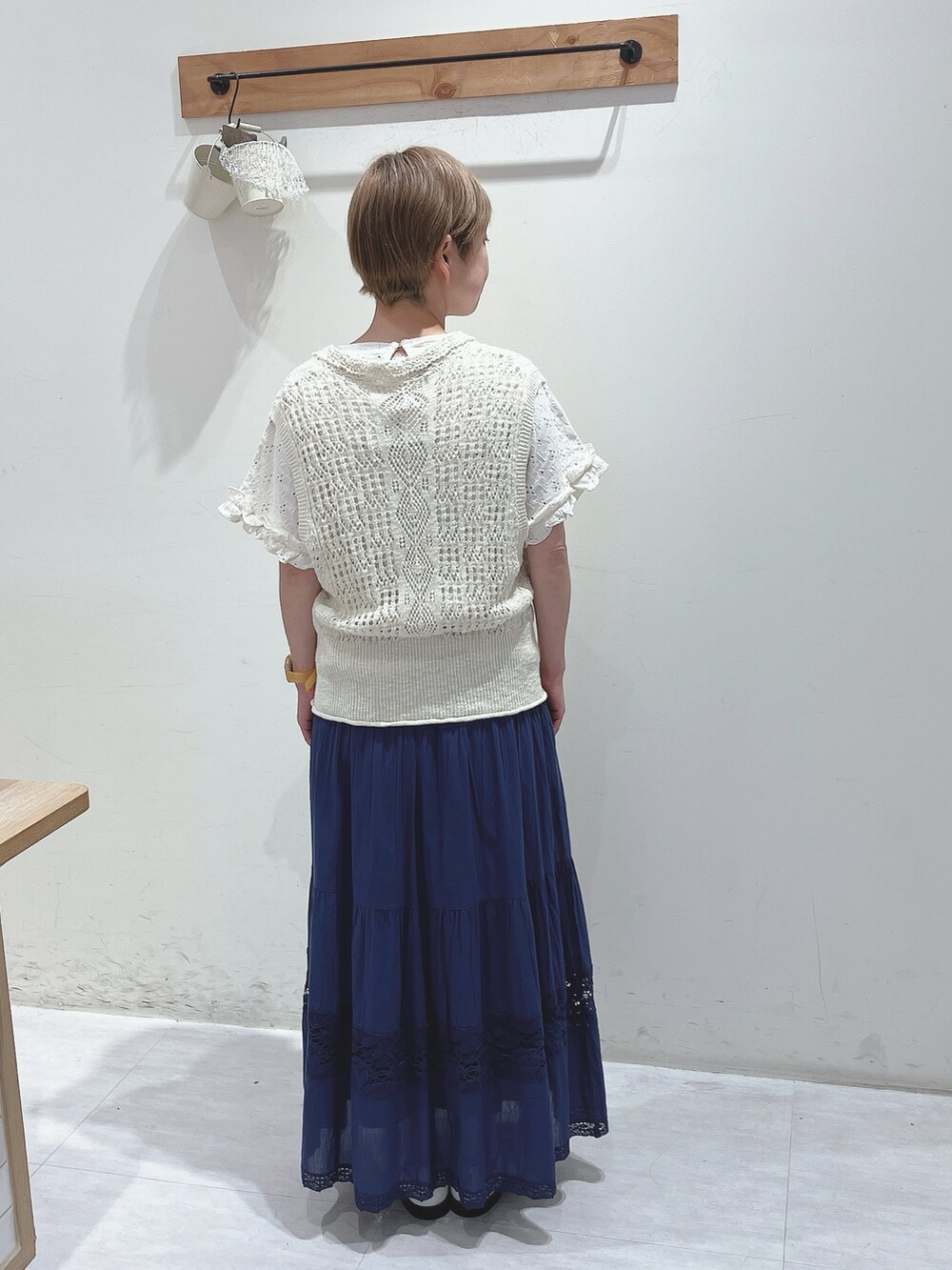 ホワイト系のTシャツ/カットソー、ホワイト系のニット/セーター、ブルー系のスカートを着用したレディースの夏コーディネートの3枚目の写真
