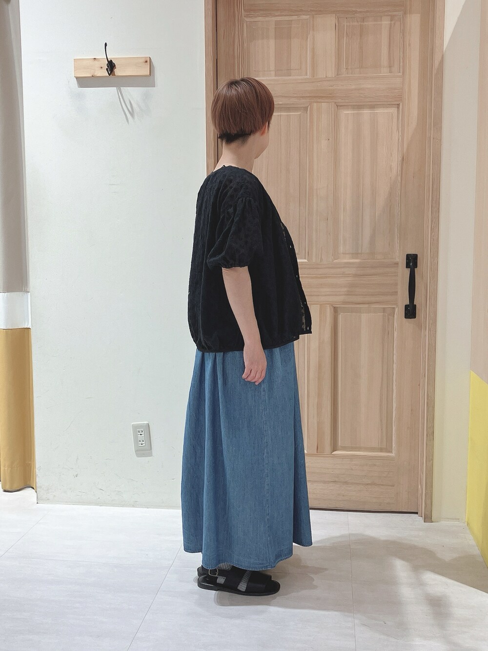 ブルー系のワンピース、ブラック系のシャツ/ブラウス、ブラック系のサンダルを着用したレディースの夏コーディネートの2枚目の写真