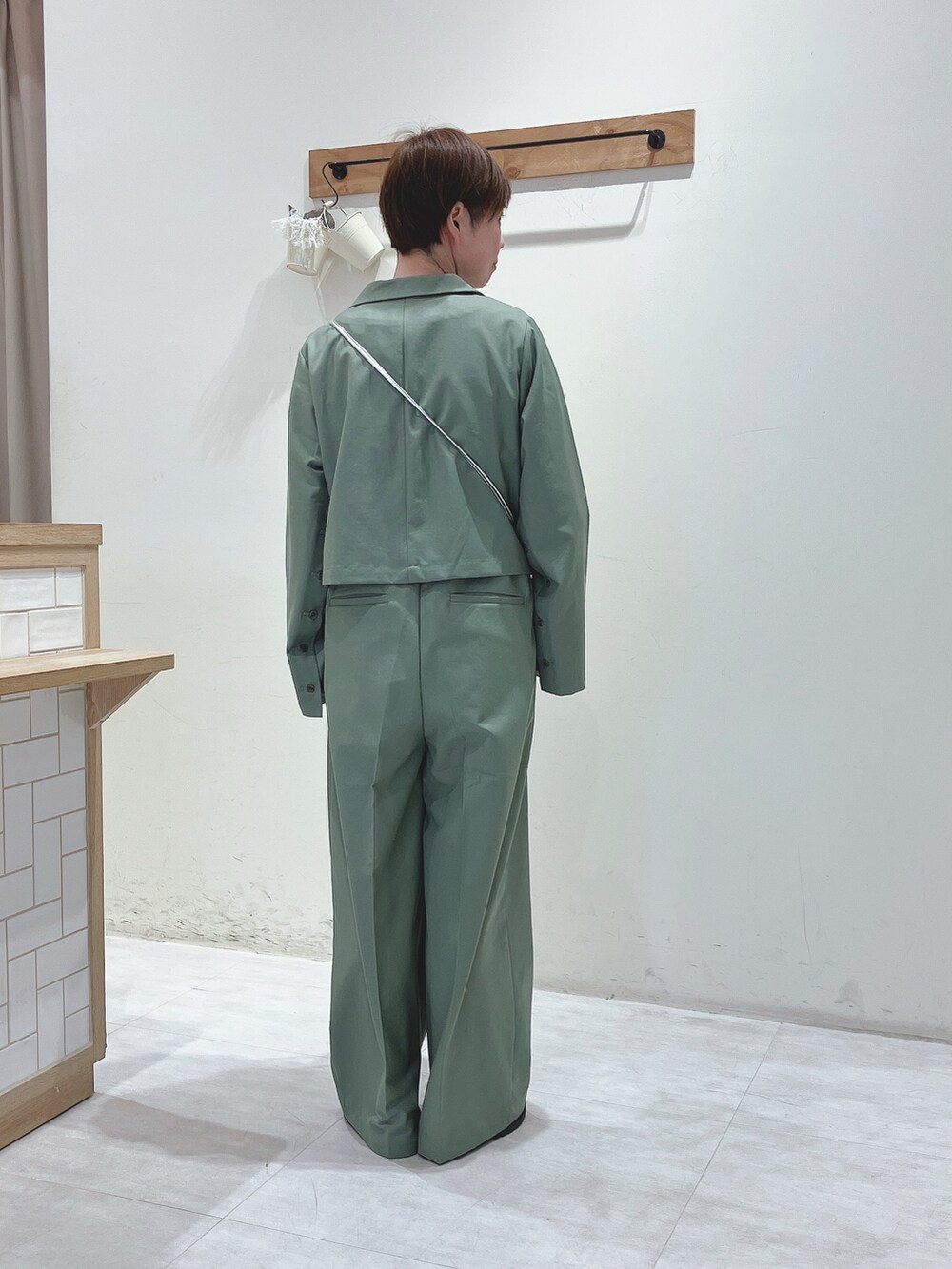 グリーン系のジャケット/アウター、グリーン系のパンツ、ホワイト系のTシャツ/カットソーを着用したレディースの春コーディネートの3枚目の写真