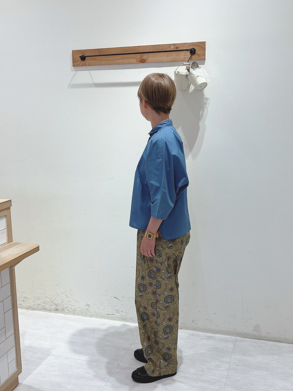 ブルー系のシャツ/ブラウス、ベージュ系のその他パンツ、ブラック系のサンダルを着用したレディースの夏コーディネートの2枚目の写真