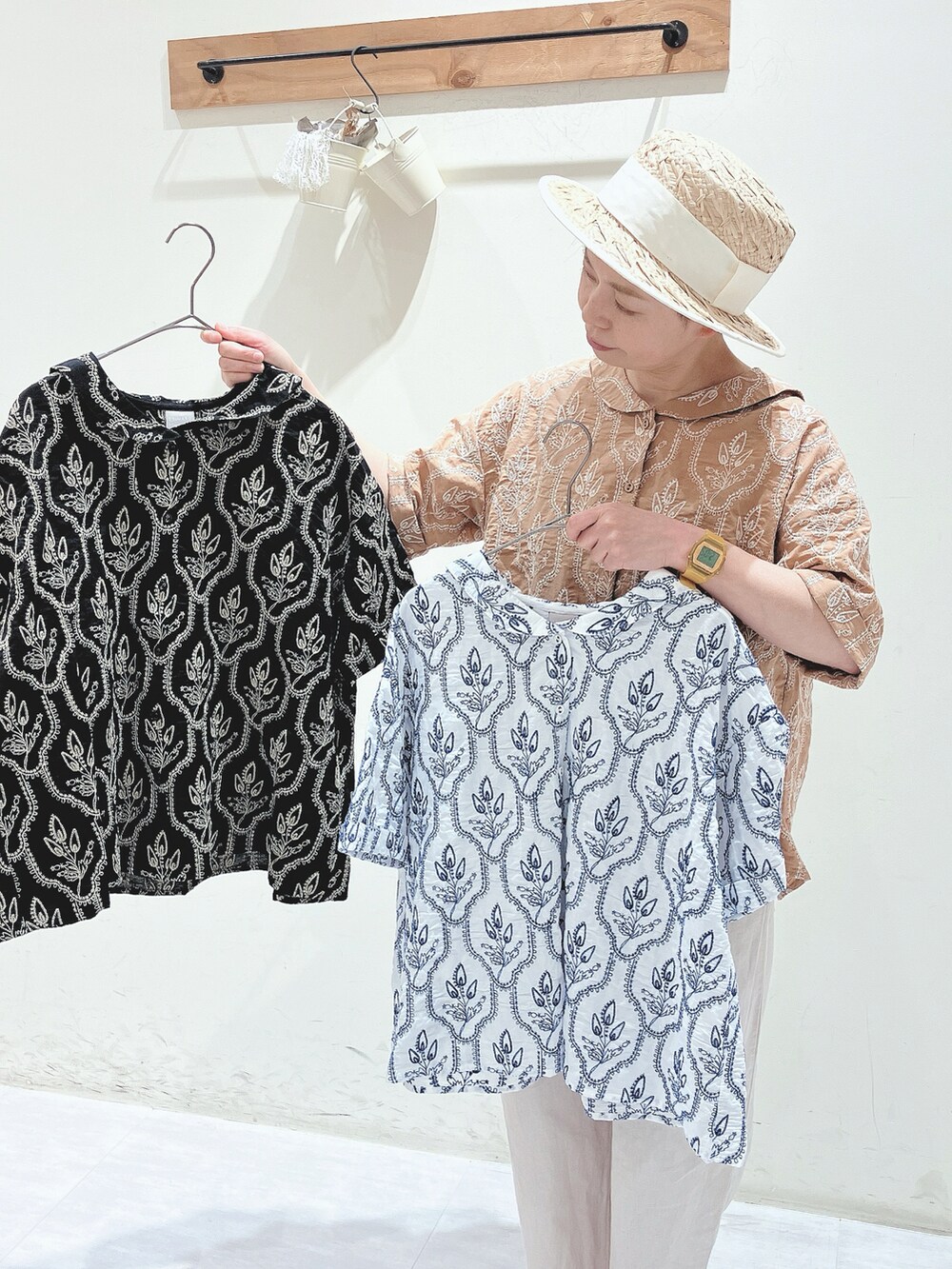 オレンジ系のシャツ/ブラウス、ホワイト系のその他パンツ、ホワイト系のサンダルを着用したレディースの春コーディネートの4枚目の写真