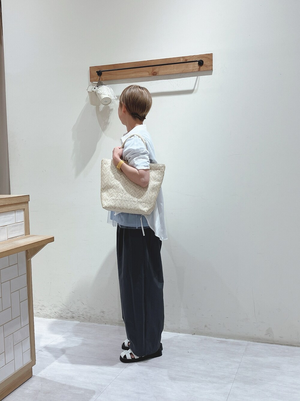 ホワイト系のシャツ/ブラウス、ブルー系のTシャツ/カットソー、グレー系のその他パンツを着用したレディースの春コーディネートの2枚目の写真