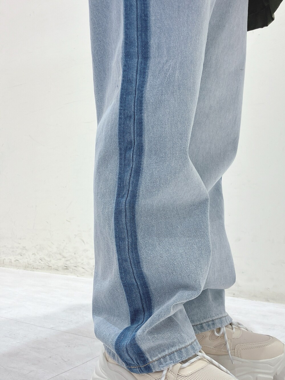 グリーン系のその他アウター、グリーン系のTシャツ/カットソー、ブルー系のデニムパンツを着用したレディースの冬コーディネートの5枚目の写真