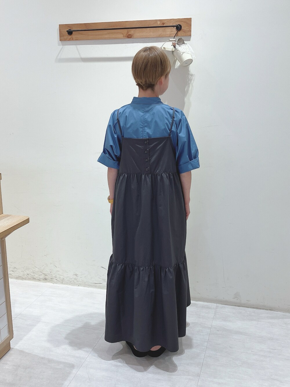 ブルー系のシャツ/ブラウス、ブラック系のワンピース、ブラック系のサンダルを着用したレディースの夏コーディネートの3枚目の写真