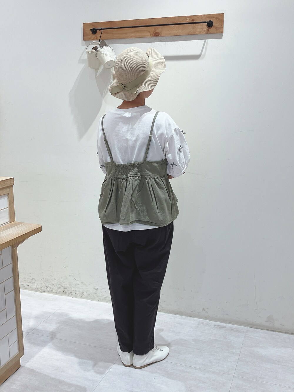 ホワイト系のTシャツ/カットソー、グリーン系のベスト、ブラック系のその他パンツを着用したレディースの夏コーディネートの3枚目の写真