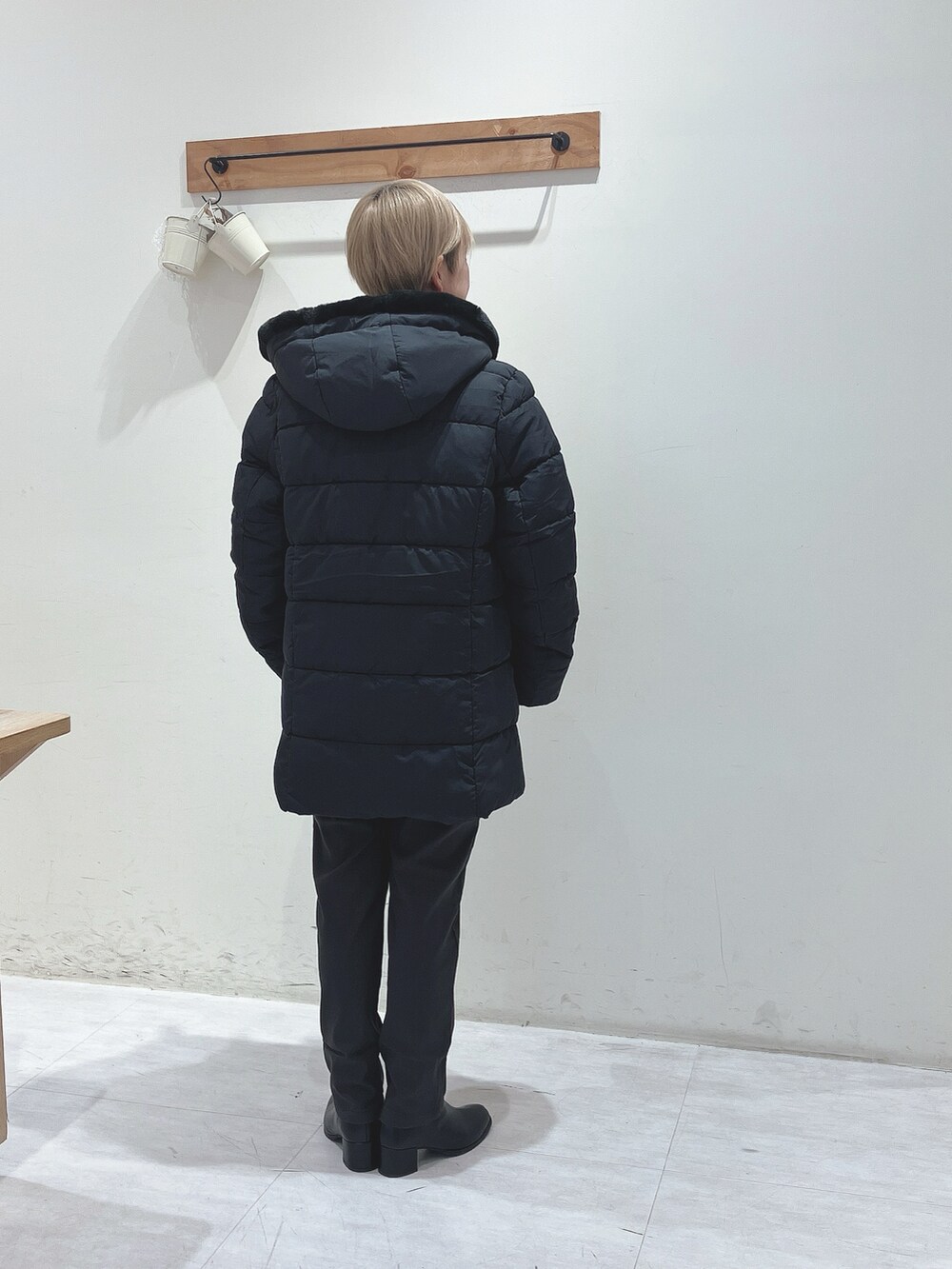 ブラック系のその他アウター、グレー系のニット/セーター、グレー系のその他パンツを着用したレディースの秋コーディネートの3枚目の写真