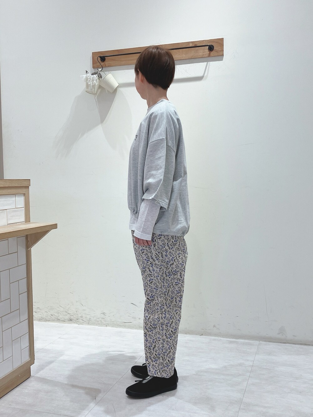 グレー系のTシャツ/カットソー、ホワイト系のTシャツ/カットソー、ブルー系のその他パンツを着用したレディースの春コーディネートの2枚目の写真