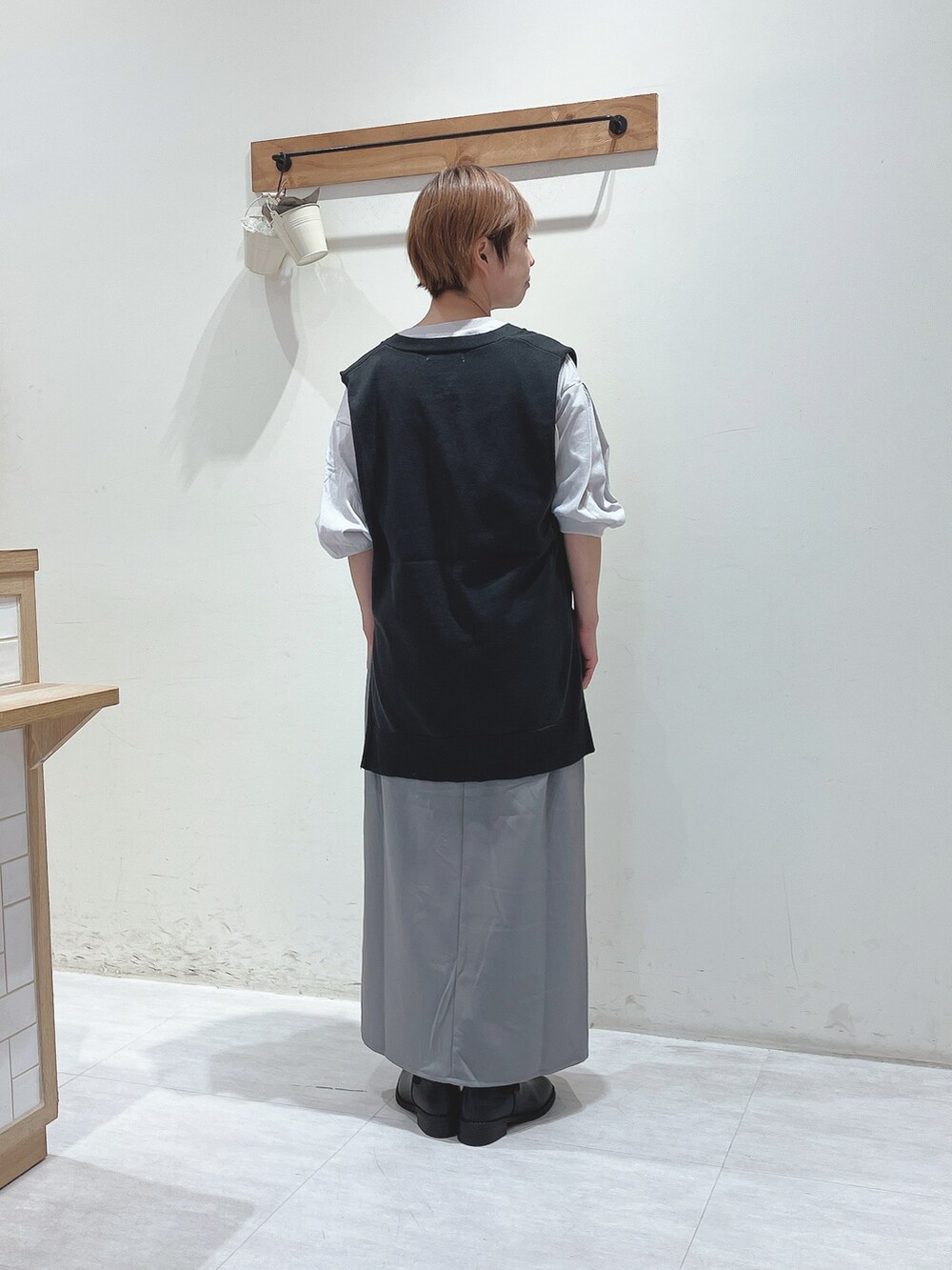 グレー系のニット/セーター、グレー系のTシャツ/カットソー、グレー系のスカートを着用したレディースの秋コーディネートの3枚目の写真