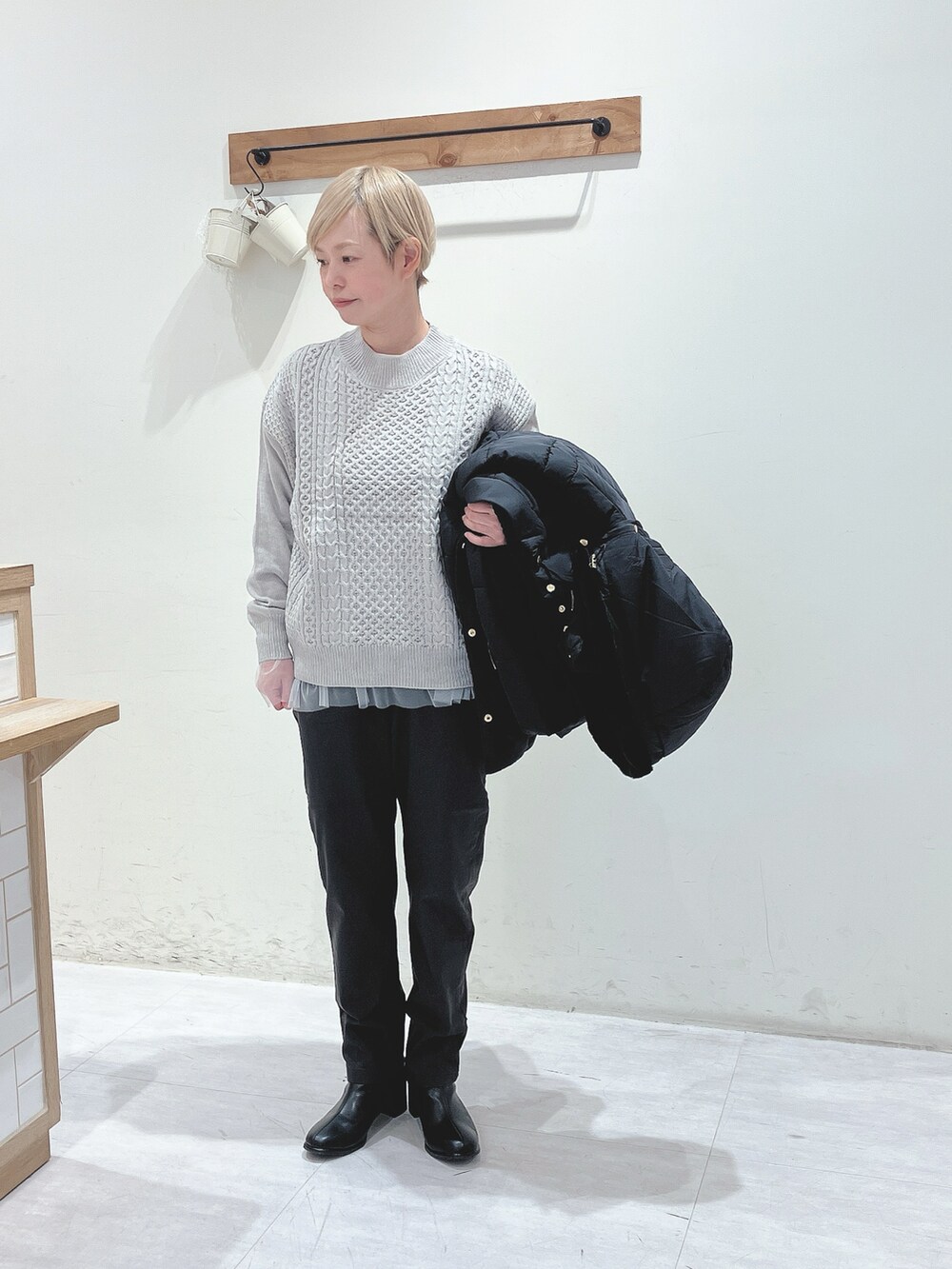 ブラック系のその他アウター、グレー系のニット/セーター、グレー系のその他パンツを着用したレディースの秋コーディネートの4枚目の写真