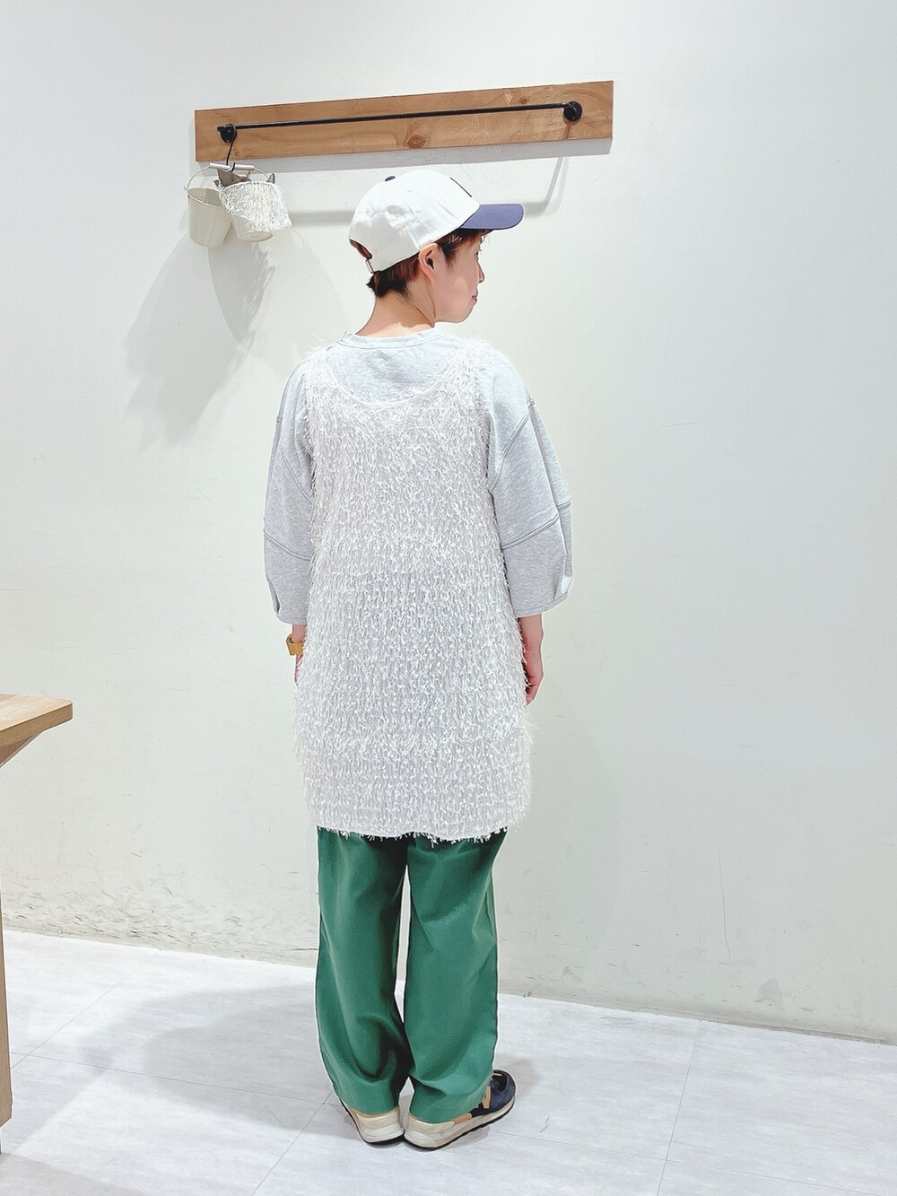 グレー系のTシャツ/カットソー、グレー系のTシャツ/カットソー、グリーン系のその他パンツを着用したレディースの夏コーディネートの3枚目の写真