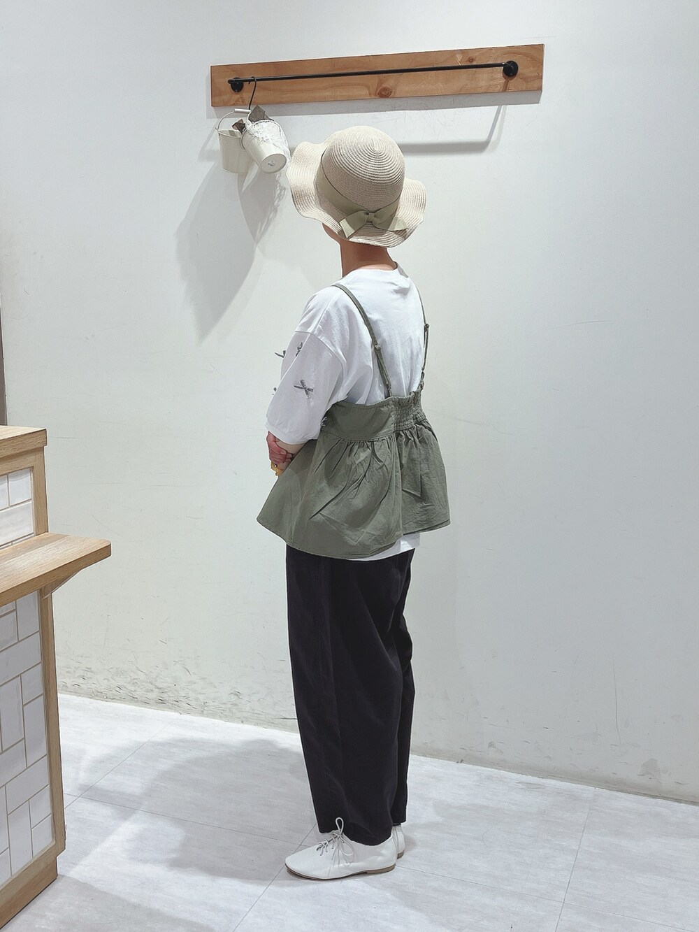 ホワイト系のTシャツ/カットソー、グリーン系のベスト、ブラック系のその他パンツを着用したレディースの夏コーディネートの2枚目の写真