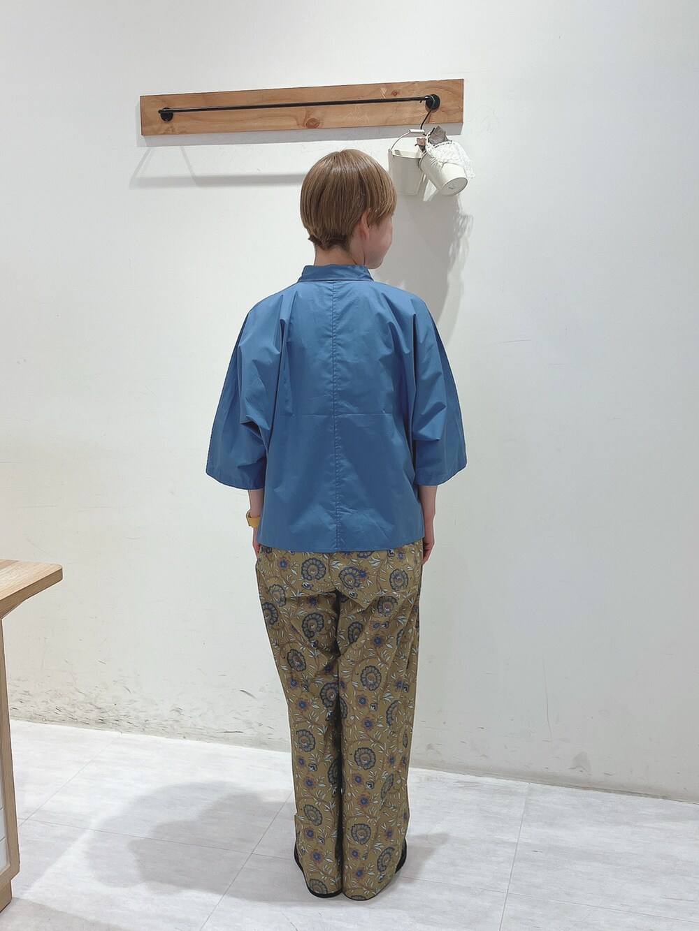 ブルー系のシャツ/ブラウス、ベージュ系のその他パンツ、ブラック系のサンダルを着用したレディースの夏コーディネートの3枚目の写真