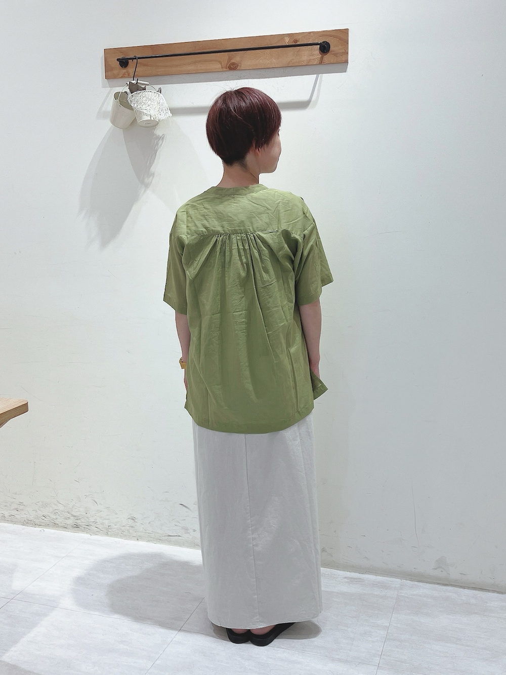 グリーン系のシャツ/ブラウス、ホワイト系のワンピースを着用したレディースの夏コーディネートの3枚目の写真