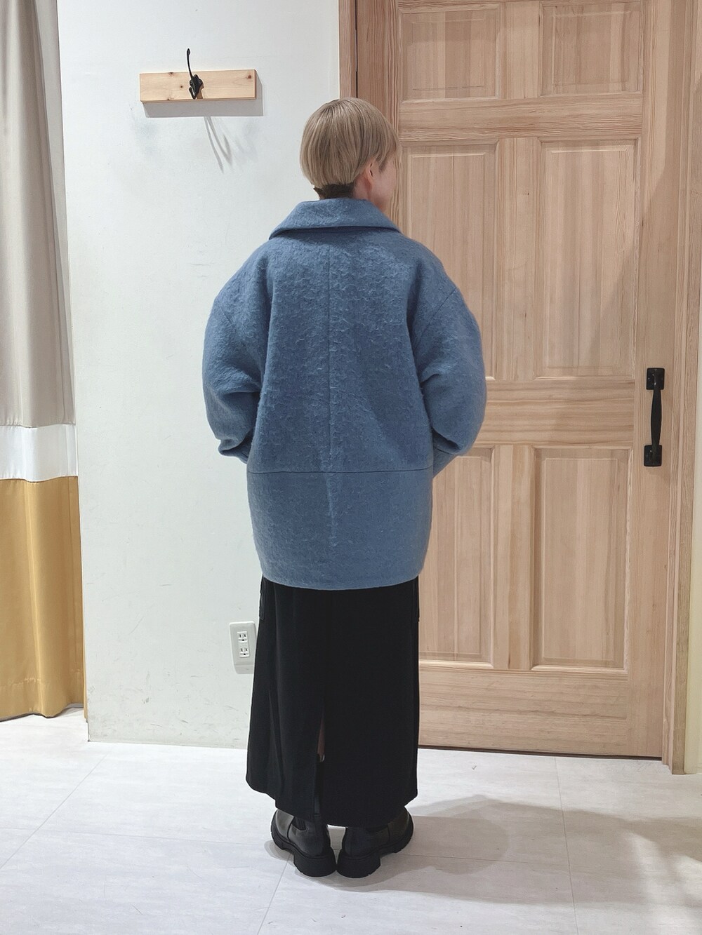 ブルー系のノーカラージャケット、グレー系のTシャツ/カットソー、ブラック系のスカートを着用したレディースの秋コーディネートの3枚目の写真