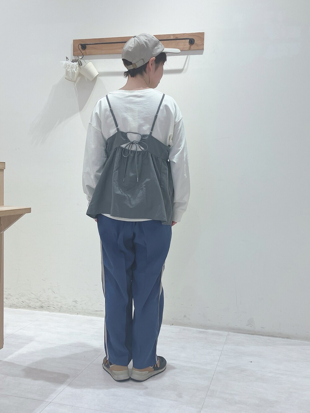 ホワイト系のTシャツ/カットソー、グレー系のシャツ/ブラウス、ブルー系のパンツを着用したレディースの春コーディネートの3枚目の写真