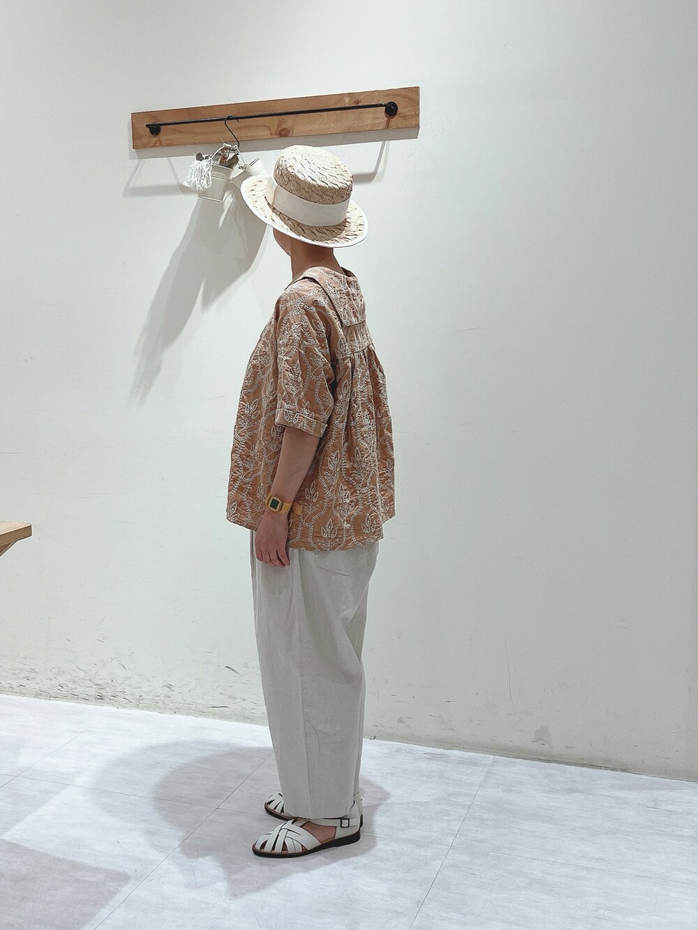 オレンジ系のシャツ/ブラウス、ホワイト系のその他パンツ、ホワイト系のサンダルを着用したレディースの春コーディネートの2枚目の写真