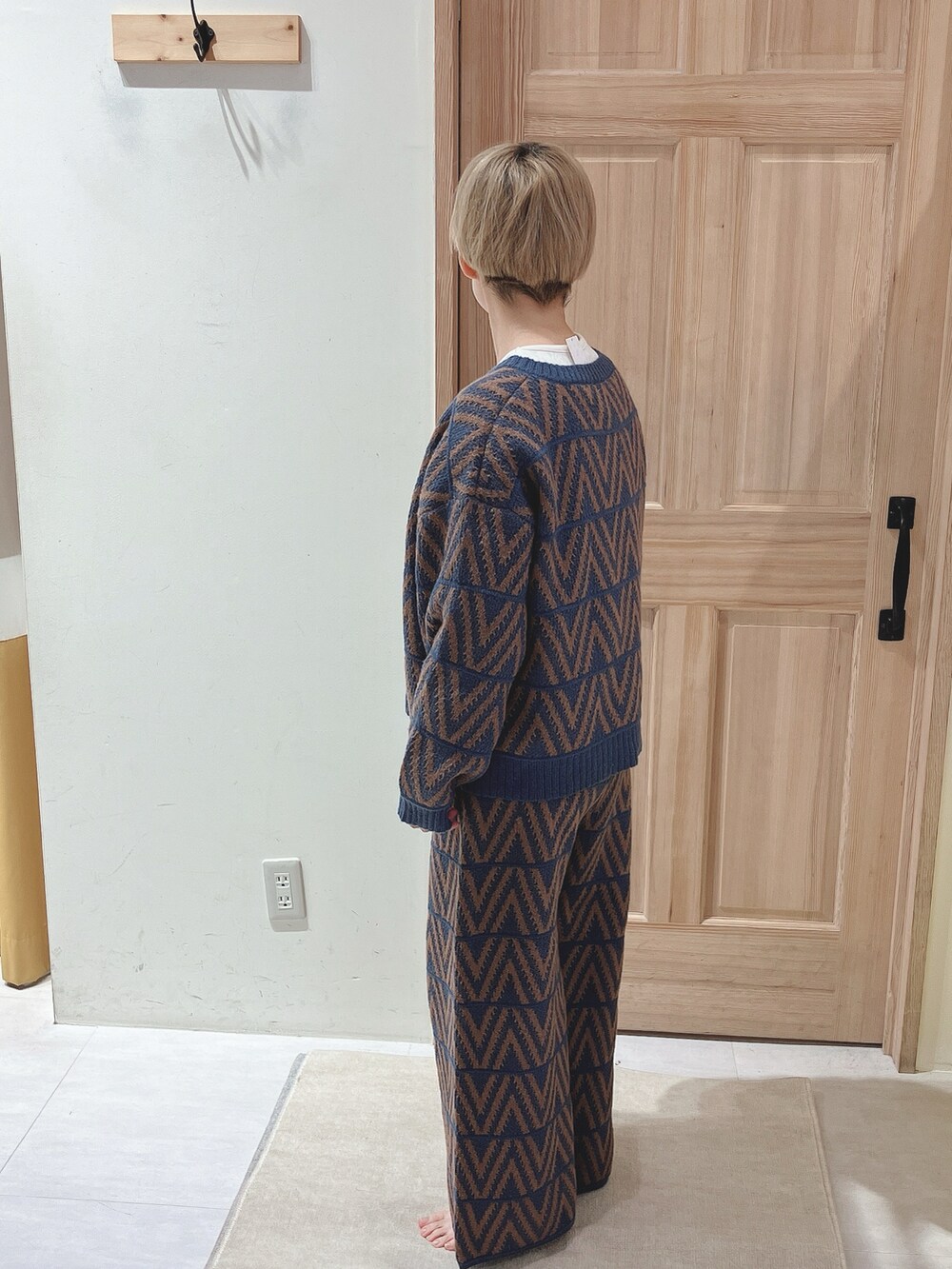 ブルー系のカーディガン/ボレロ、ブルー系のパンツ、ホワイト系のTシャツ/カットソーを着用したレディースの秋コーディネートの2枚目の写真