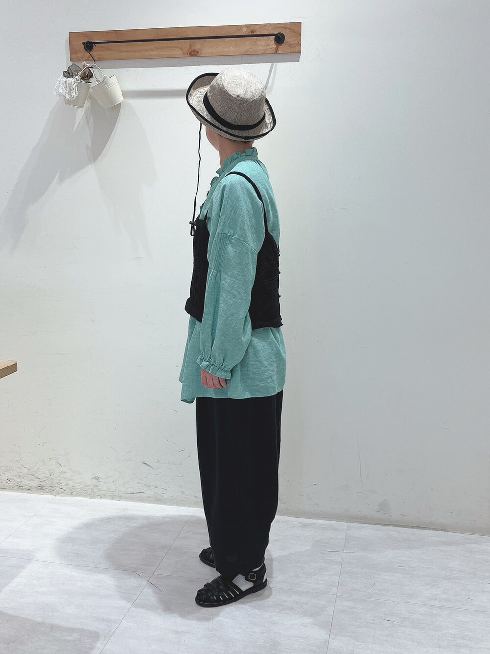 グリーン系のシャツ/ブラウス、ブラック系のキャミソール、ブラック系のパンツを着用したレディースの春コーディネートの2枚目の写真