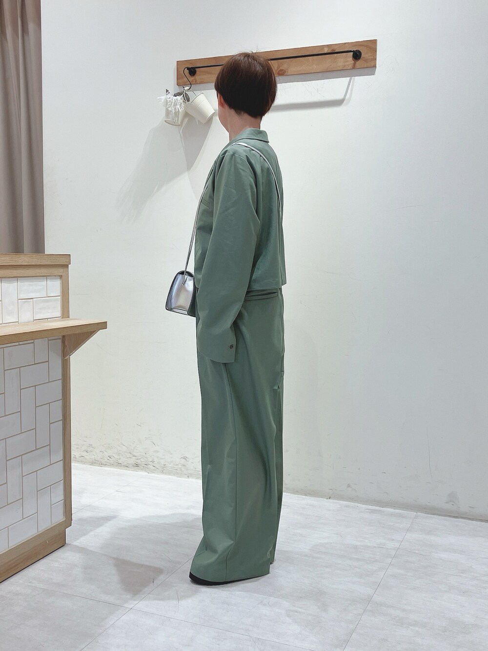 グリーン系のジャケット/アウター、グリーン系のパンツ、ホワイト系のTシャツ/カットソーを着用したレディースの春コーディネートの2枚目の写真