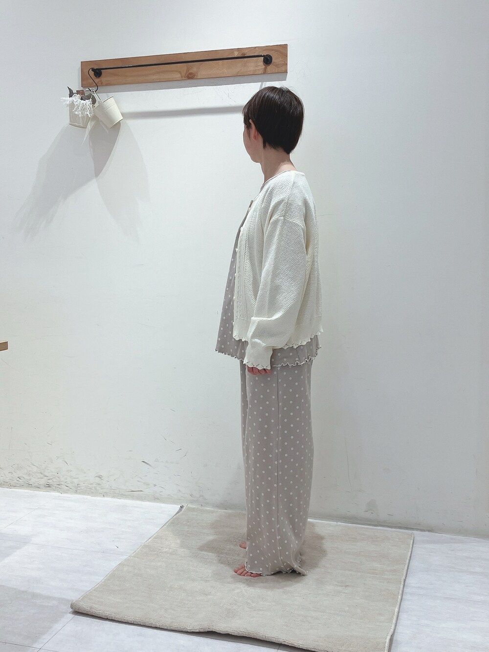 ホワイト系のカーディガン/ボレロ、ベージュ系のトップス、ベージュ系のパンツを着用したレディースの春コーディネートの2枚目の写真