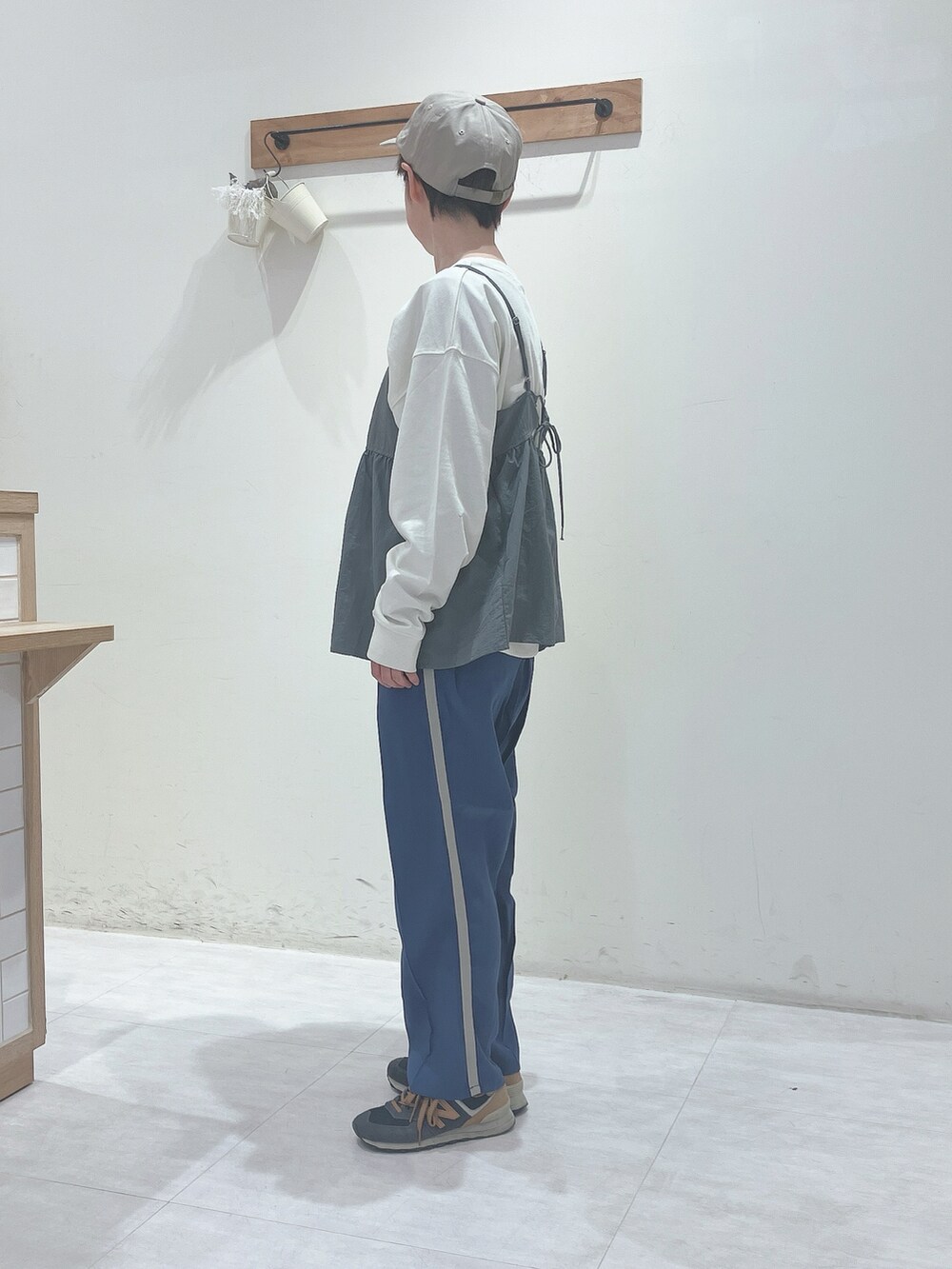 ホワイト系のTシャツ/カットソー、グレー系のシャツ/ブラウス、ブルー系のパンツを着用したレディースの春コーディネートの2枚目の写真