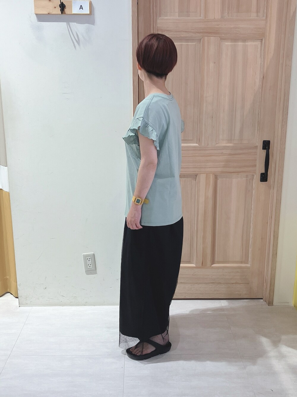 グリーン系のTシャツ/カットソー、ブラック系のその他パンツ、ブラック系のサンダルを着用したレディースの夏コーディネートの2枚目の写真