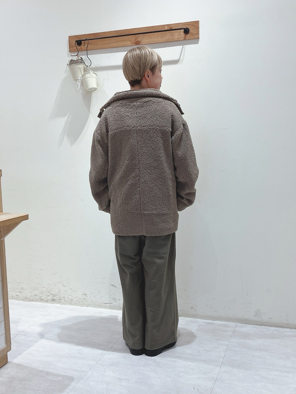 ブラウン系のノーカラージャケット、グリーン系のサロペット/オーバーオール、ホワイト系のTシャツ/カットソーを着用したレディースの秋コーディネートの3枚目の写真