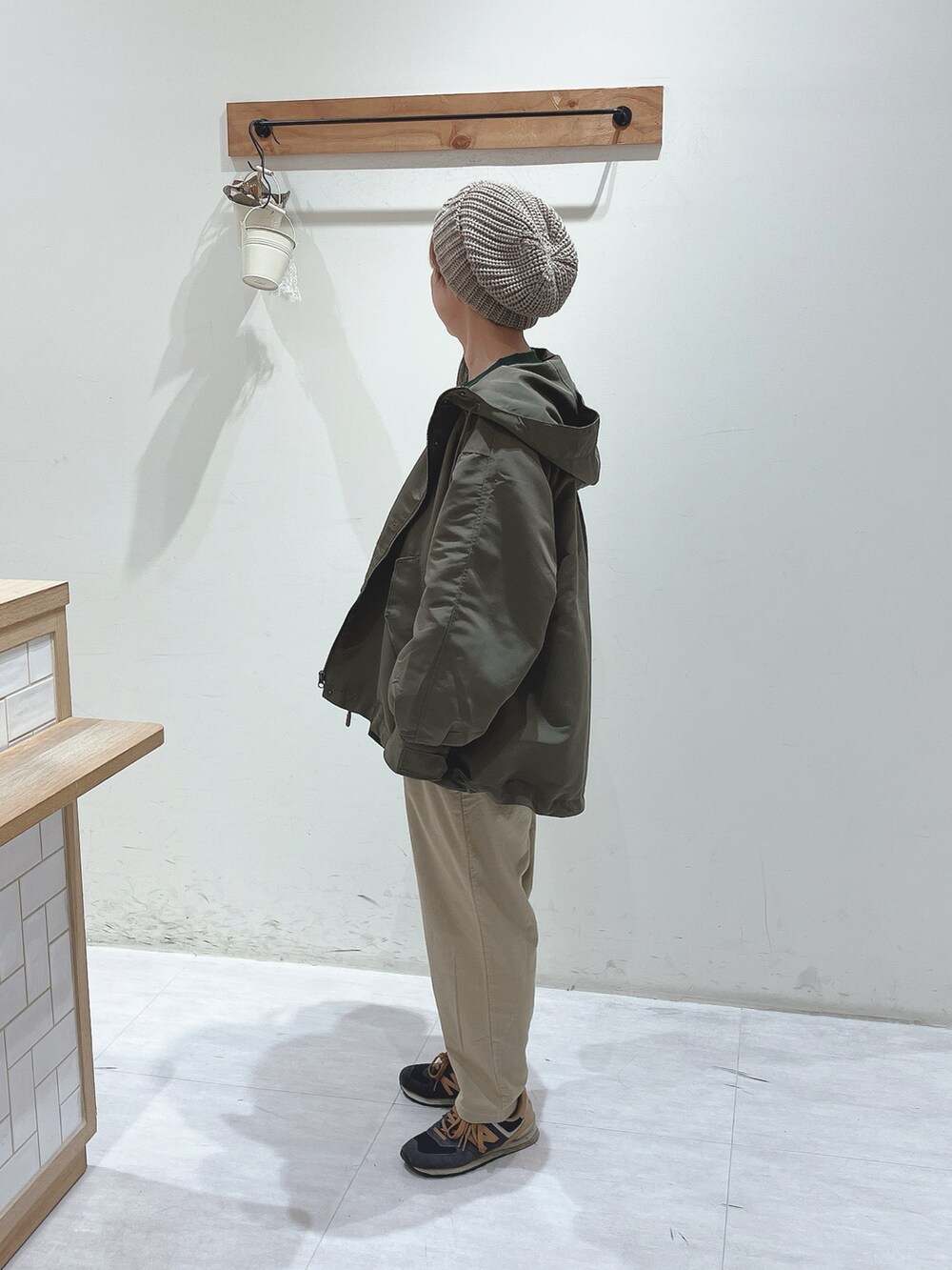 グリーン系のTシャツ/カットソー、グリーン系のマウンテンパーカー、ベージュ系のその他パンツを着用したレディースの秋コーディネートの2枚目の写真