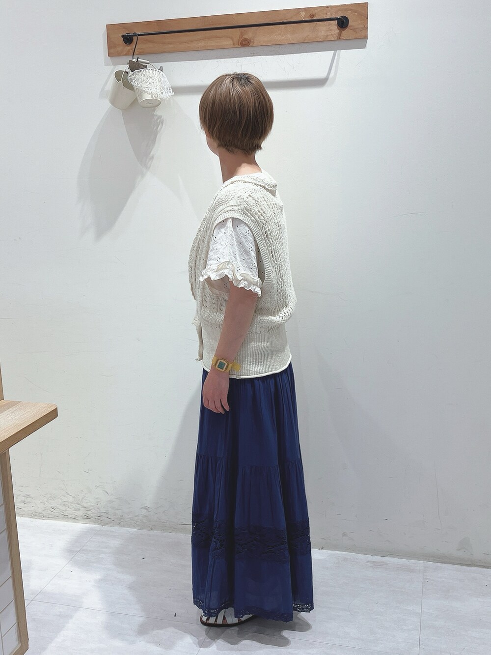 ホワイト系のTシャツ/カットソー、ホワイト系のニット/セーター、ブルー系のスカートを着用したレディースの夏コーディネートの2枚目の写真