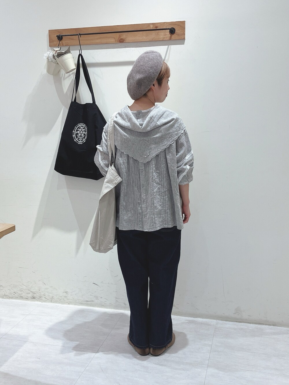 「kazumiコラボ、デニムパンツ、ブラウス」｜「Samansa Mos2のアイテム（ハンチング/ベレー帽、ベージュ系）」を使った、くぼでらさん（レディース・156cm）の夏コーディネートの3枚目の写真
