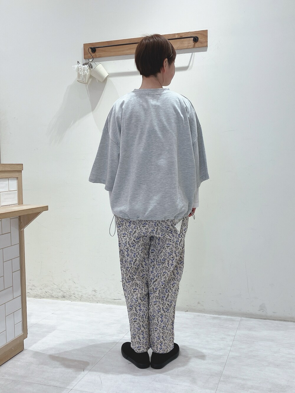 グレー系のTシャツ/カットソー、ホワイト系のTシャツ/カットソー、ブルー系のその他パンツを着用したレディースの春コーディネートの3枚目の写真