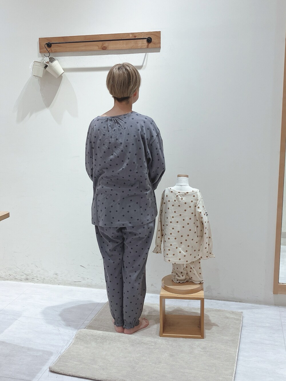 グレー系のトップス、グレー系のパンツ、ベージュ系のトップスを着用したレディースの秋コーディネートの3枚目の写真