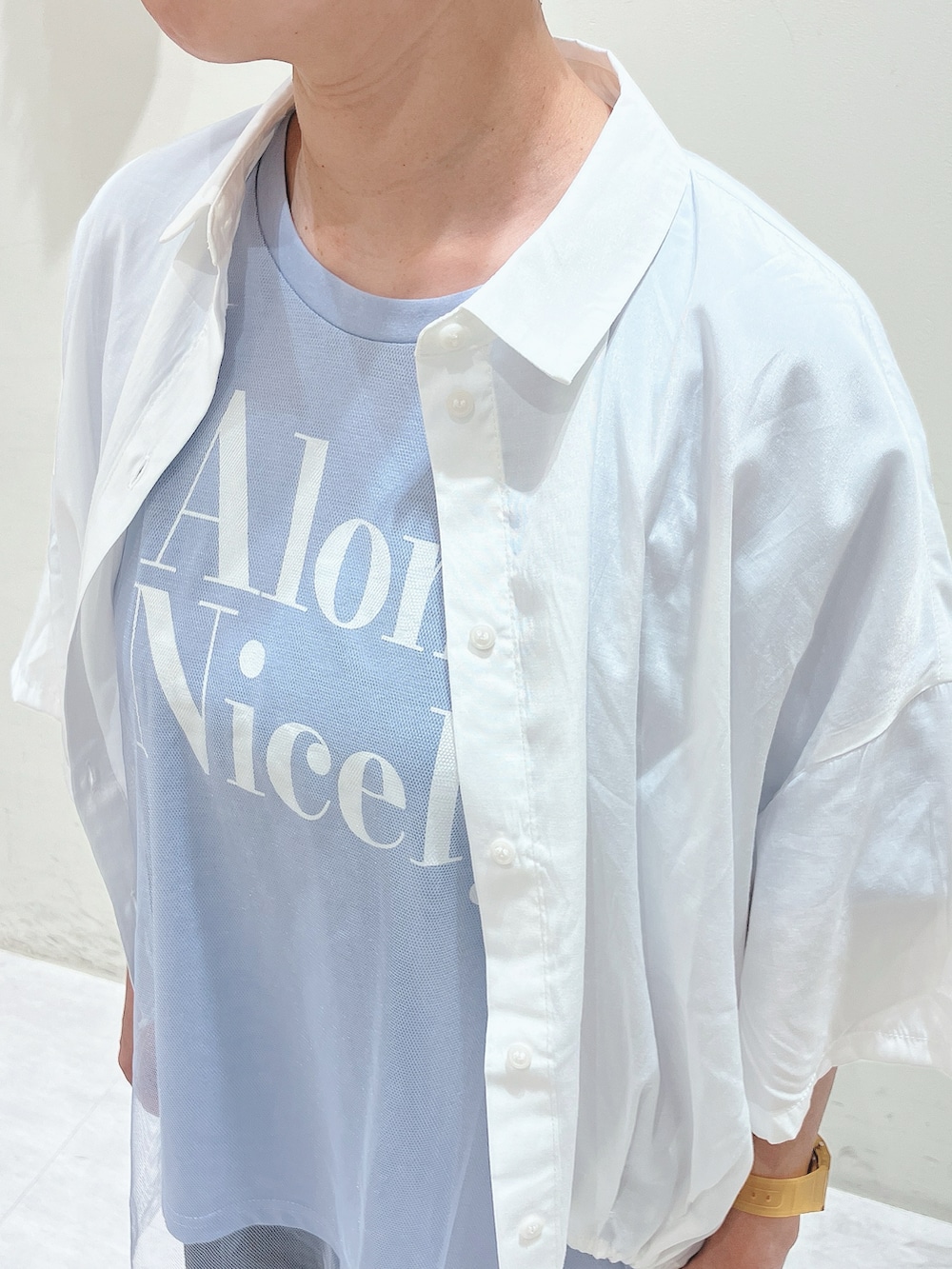 ホワイト系のシャツ/ブラウス、ブルー系のTシャツ/カットソー、グレー系のその他パンツを着用したレディースの春コーディネートの4枚目の写真