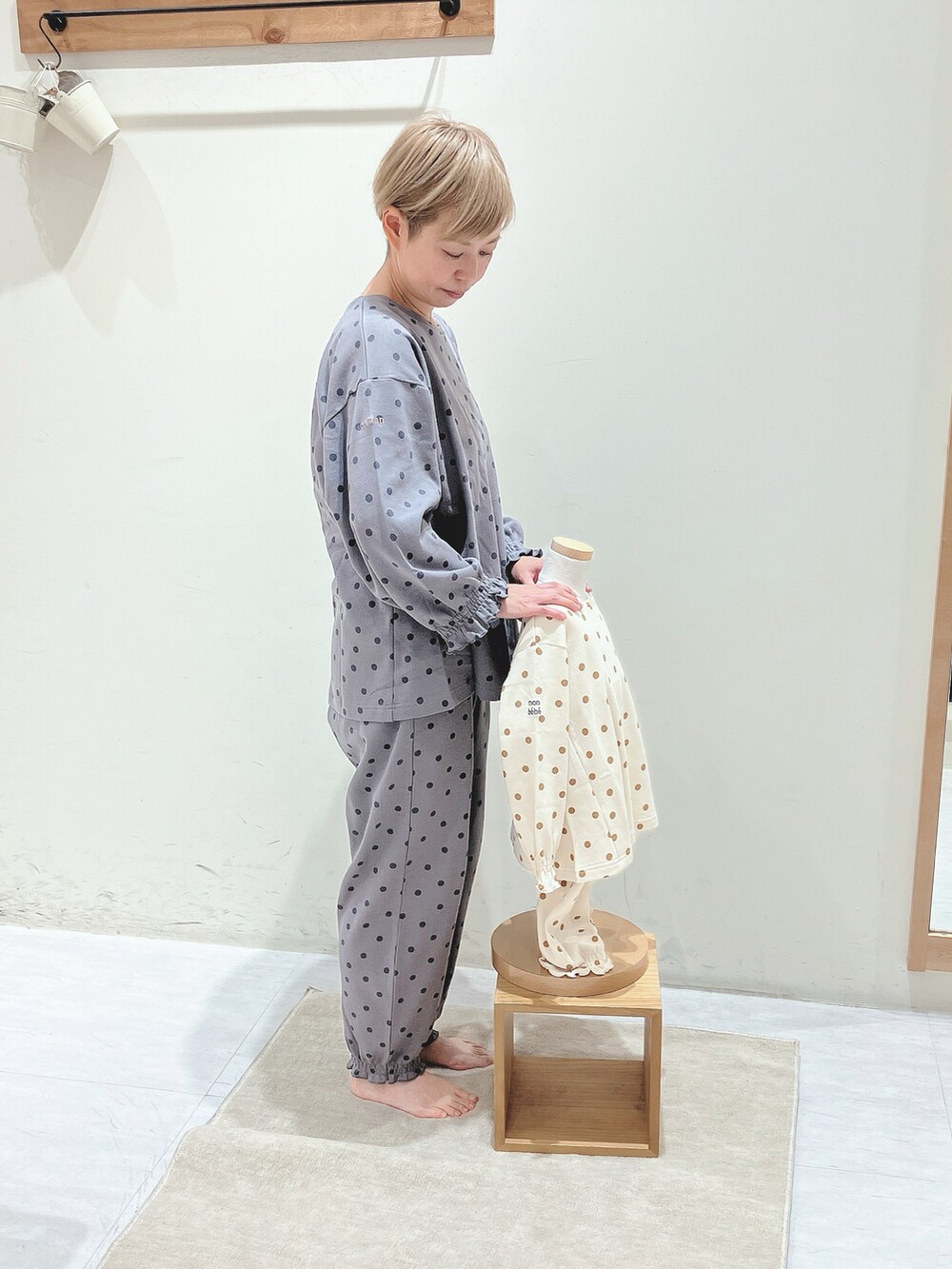 グレー系のトップス、グレー系のパンツ、ベージュ系のトップスを着用したレディースの秋コーディネートの2枚目の写真