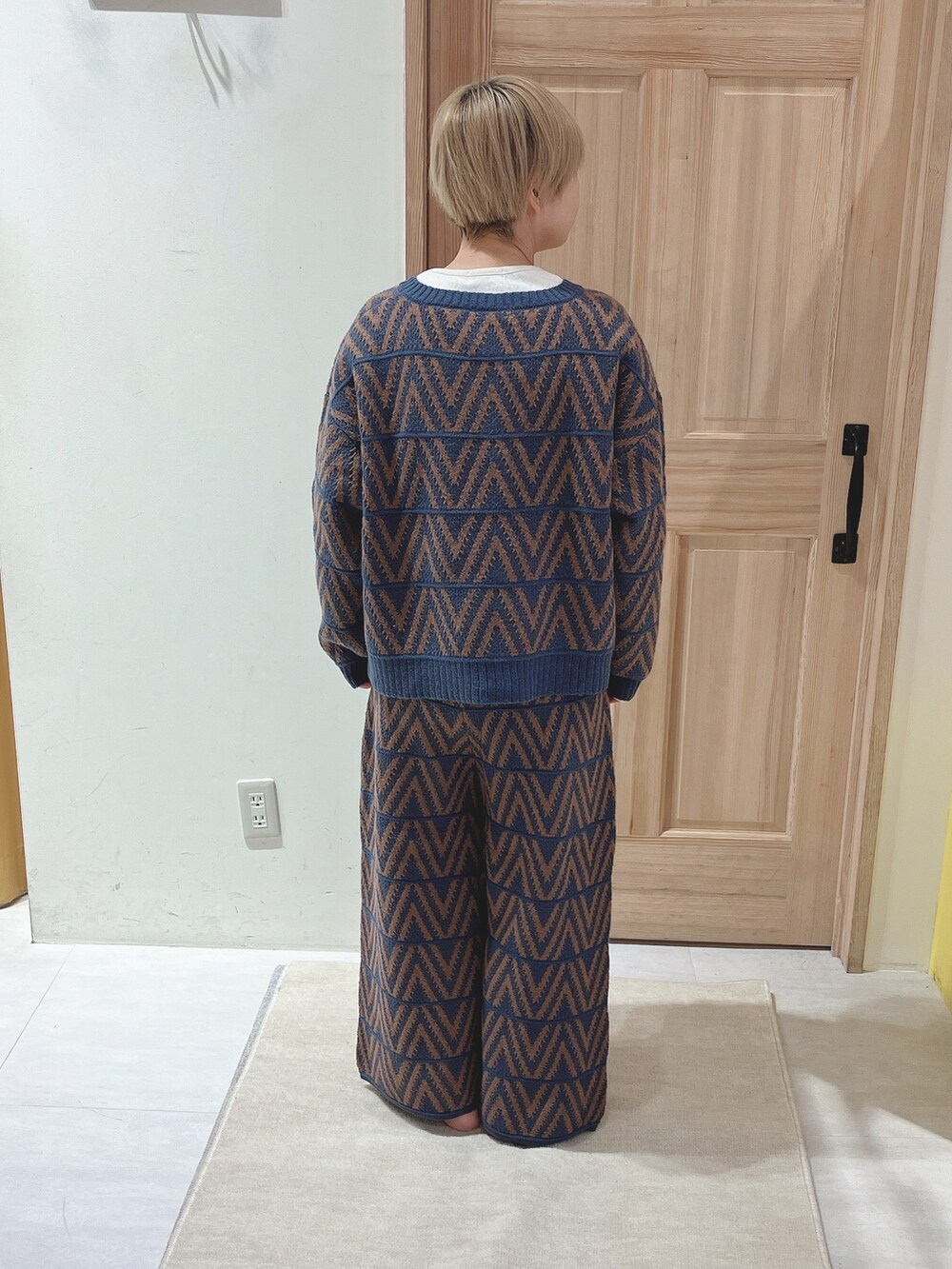 ブルー系のカーディガン/ボレロ、ブルー系のパンツ、ホワイト系のTシャツ/カットソーを着用したレディースの秋コーディネートの3枚目の写真