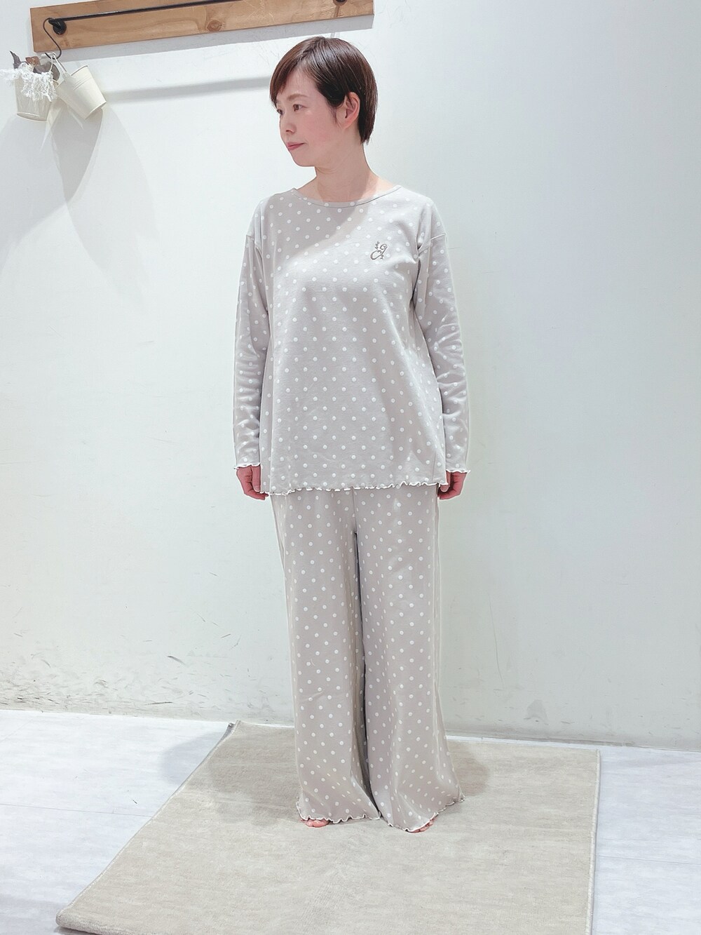 ホワイト系のカーディガン/ボレロ、ベージュ系のトップス、ベージュ系のパンツを着用したレディースの春コーディネートの3枚目の写真